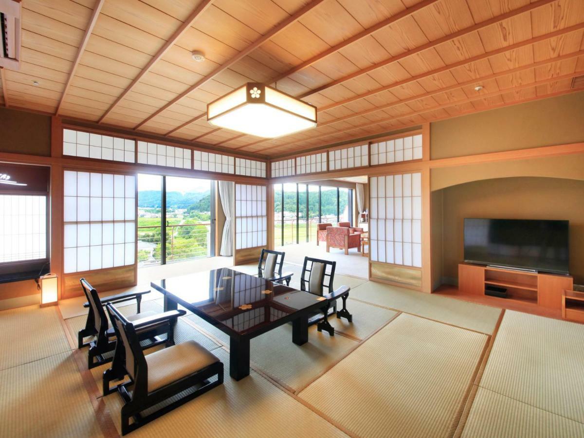 Yamashiro Onsen Miyabi No Yado Kaga Hyakumangoku Hotel Bagian luar foto